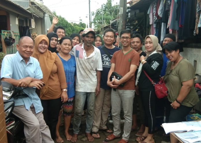 Kunjungan alumni Zeta 90 ke rumah sahabatnya yang menjadi korban banjir di Perumahan Pondok Arum, Sabtu (41).