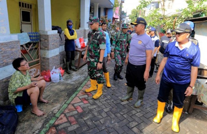 Sekda Kota Tangerang Herman Suwarman (kanan), pada giat kerja bakti massal, Minggu (92).