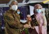 Kepala BNN Kota tangerang Satria Ika Putra (kiri), saat menyerahkan hadiah kepada pemenang pertama Duta Anti Narkoba Kota Tangerang 2021, Vilenta Ovilia.